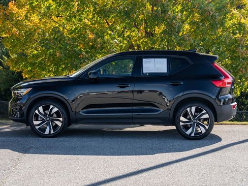 Used 2024 Volvo XC40 B5 Ultimate w/ Protection Package Premier image 3