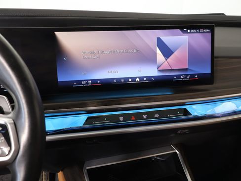 Used 2023 BMW 740i w/ Parking Assistance Package image 5