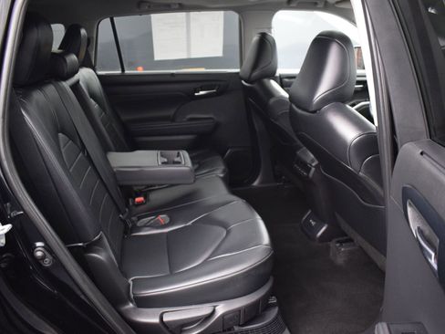 Used 2022 Toyota Highlander XLE image 11