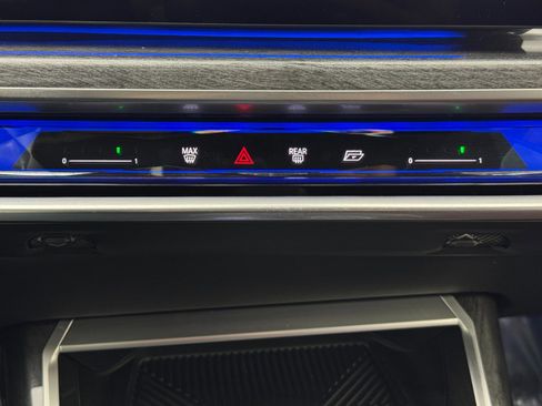 Used 2023 BMW i7 xDrive60 w/ Executive Package 2 image 33