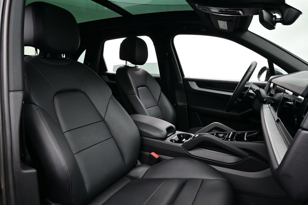 Certified 2024 Porsche Cayenne AWD/4WD image 18