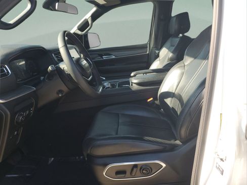 Used 2024 Jeep Wagoneer Series II w/ Flexible Seating Group RWD image 17