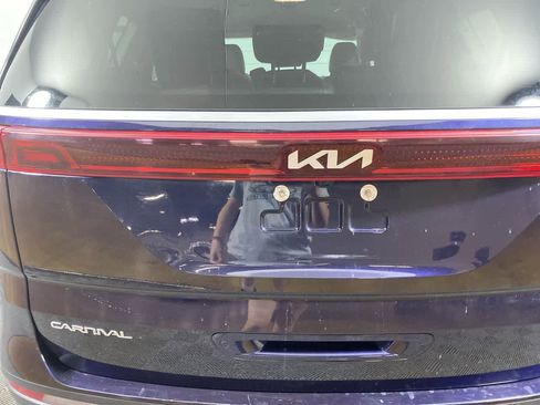 Used 2024 Kia Carnival LX image 17