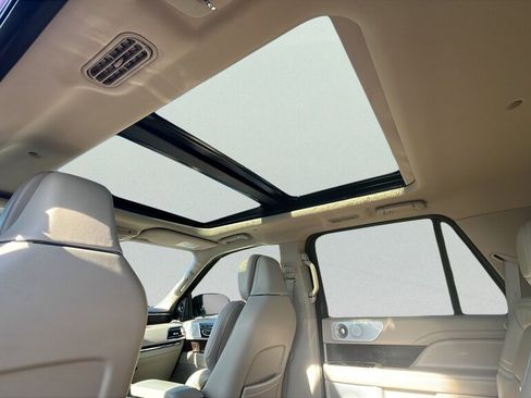 Used 2020 Lincoln Navigator Reserve w/ Luxury Package image 17