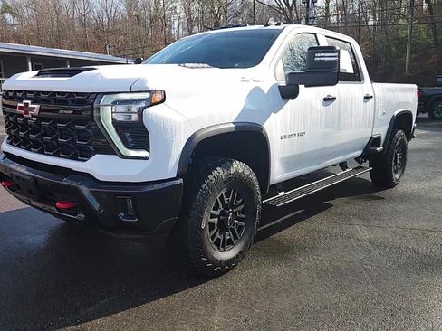 Used 2025 Chevrolet Silverado 2500 ZR2 w/ Technology Package image 10