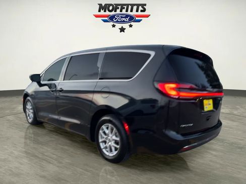 Used 2023 Chrysler Pacifica Touring-L image 3