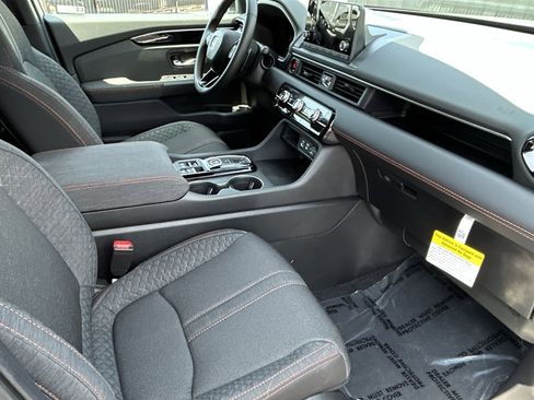 Used 2025 Honda Pilot Sport image 9