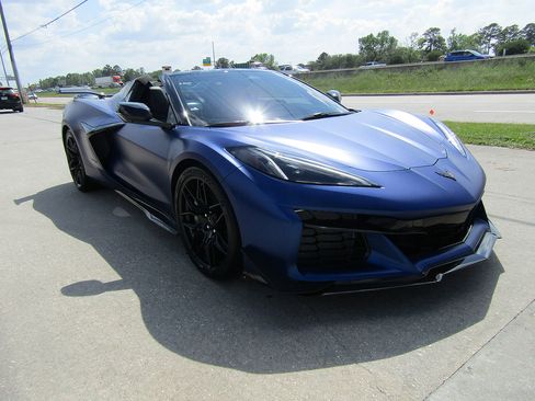 Used 2025 Chevrolet Corvette Z06 w/ Z07 Performance Package image 3