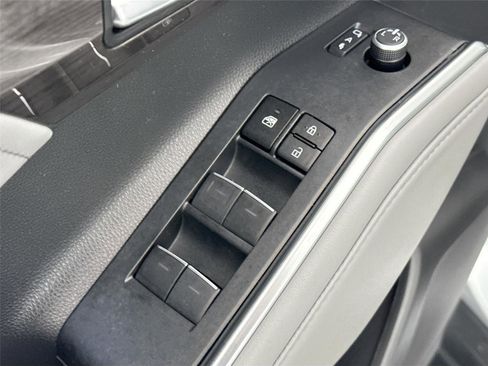 Used 2023 Toyota Highlander Limited image 31
