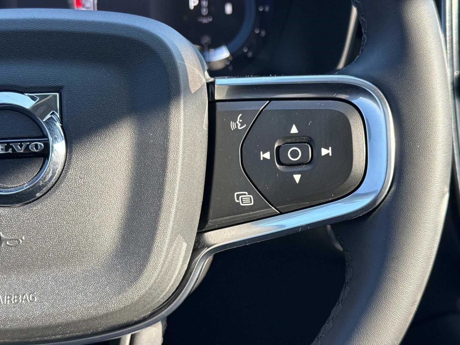 Used 2024 Volvo XC40 B5 Plus AWD/4WD image 9