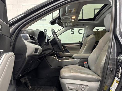 Used 2020 Toyota Highlander Limited image 22