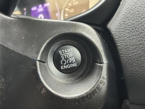 Used 2018 Jeep Renegade Latitude FWD image 36
