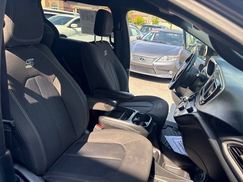 Used 2020 Chrysler Pacifica Touring w/ S Appearance Package FWD image 20