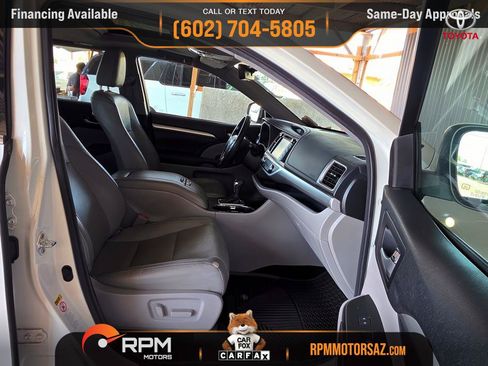 Used 2017 Toyota Highlander XLE w/ Carpet Mat Package FWD image 12