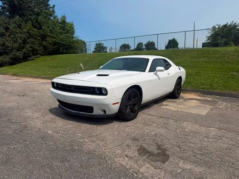 Used 2016 Dodge Challenger SXT RWD image 1