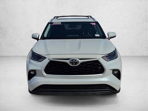 Used 2022 Toyota Highlander XLE FWD image 2