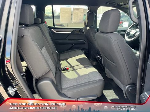 Used 2025 GMC Acadia Elevation image 17