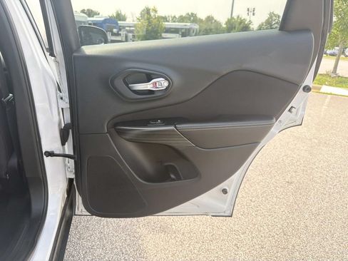 Used 2016 Jeep Cherokee Sport FWD image 23