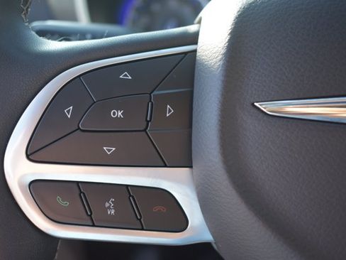 Used 2024 Chrysler Pacifica Touring-L FWD image 21