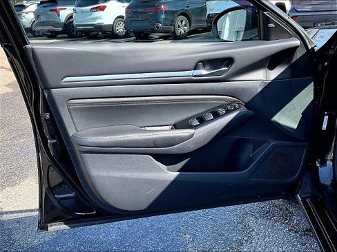 Used 2023 Nissan Altima 2.5 SV w/ SV Premium Package image 9