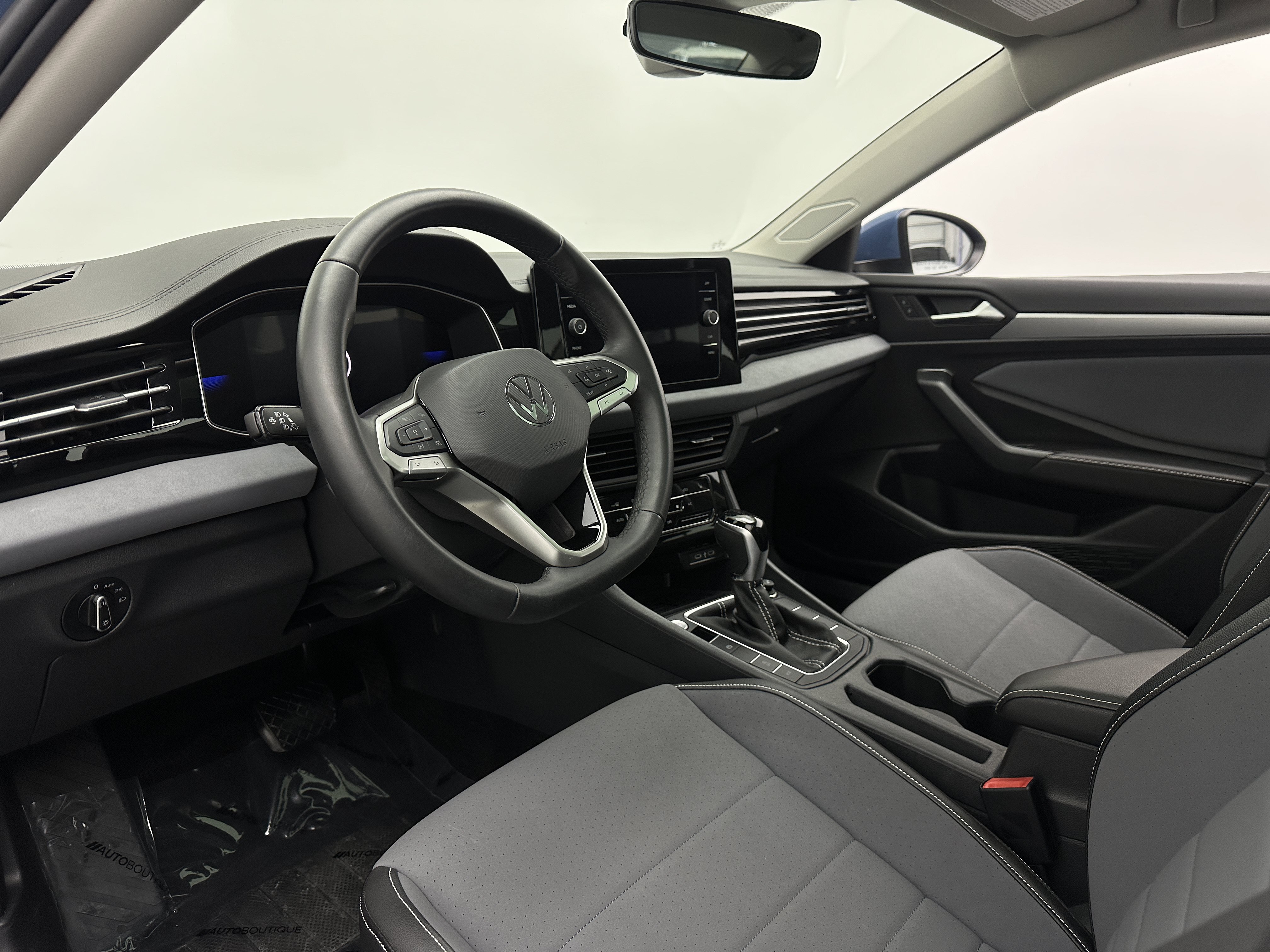 Used 2026 Volkswagen Jetta SE FWD image 12