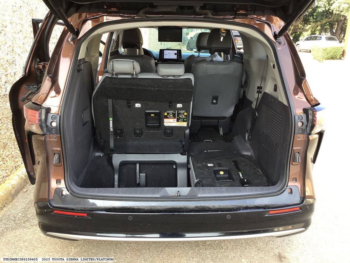 Used 2023 Toyota Sienna Limited FWD image 12