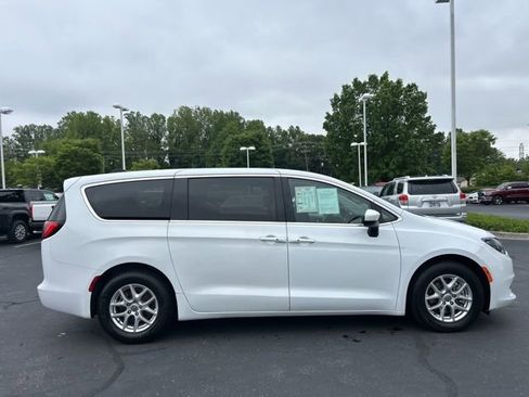 Used 2022 Chrysler Voyager LX FWD image 5
