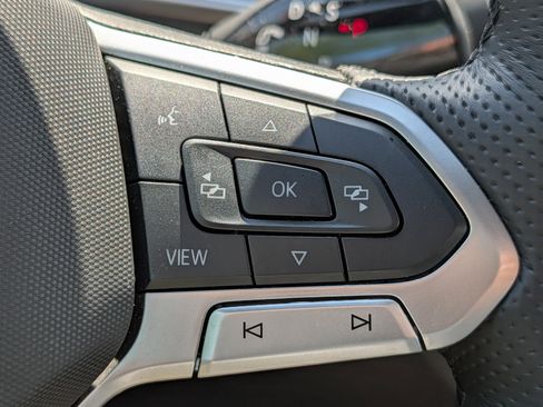 Used 2025 Volkswagen Tiguan SE R-Line AWD/4WD image 29