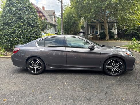Used 2017 Honda Accord Touring image 6