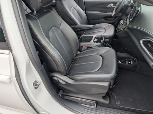 Used 2025 Chrysler Pacifica Select FWD image 21