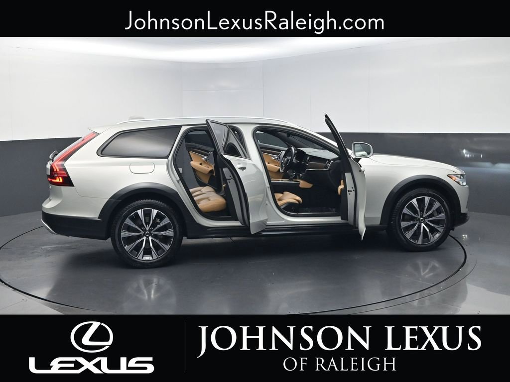 Used 2021 Volvo V90 T6 Cross Country AWD/4WD image 28