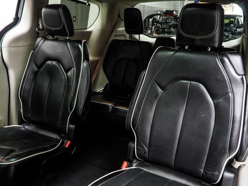 Used 2023 Chrysler Pacifica Limited FWD image 36