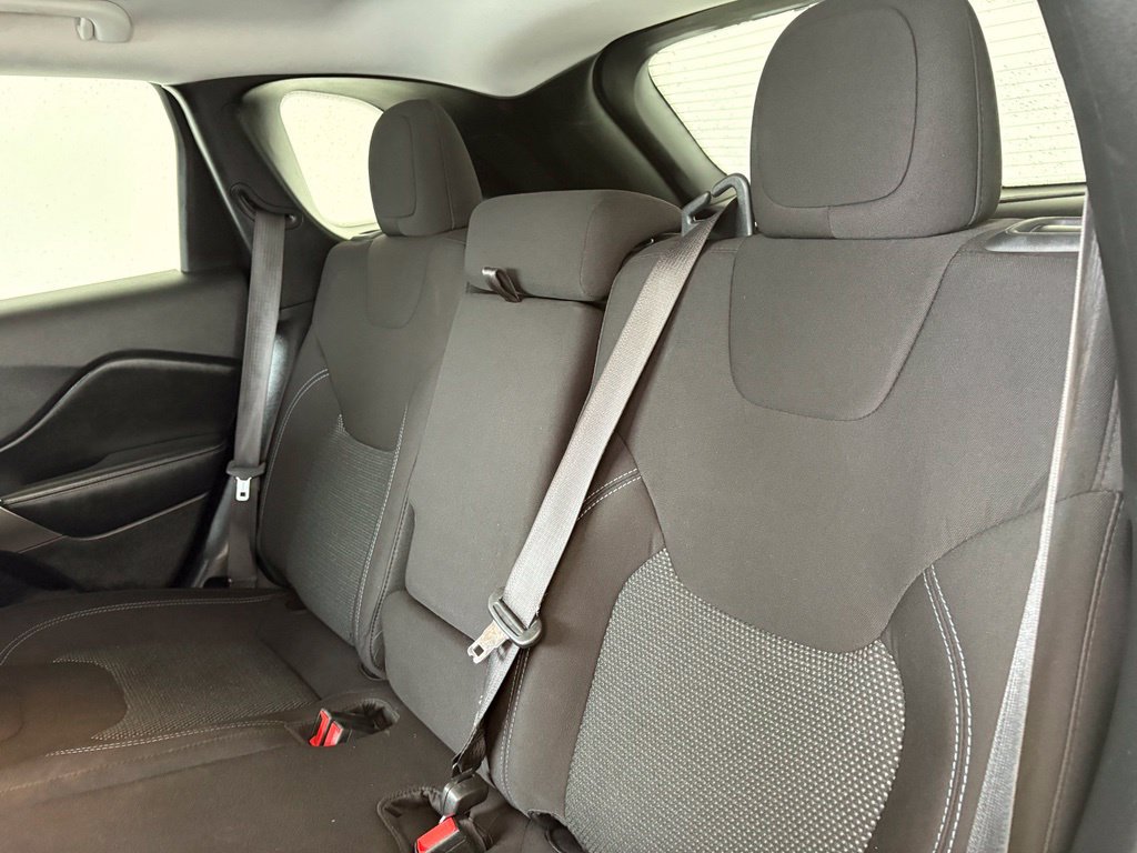 Used 2020 Jeep Cherokee Latitude FWD image 29