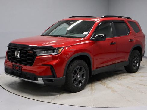 Used 2025 Honda Pilot TrailSport image 8