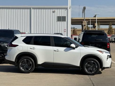 Used 2024 Nissan Rogue SV w/ SV Premium Package FWD image 3