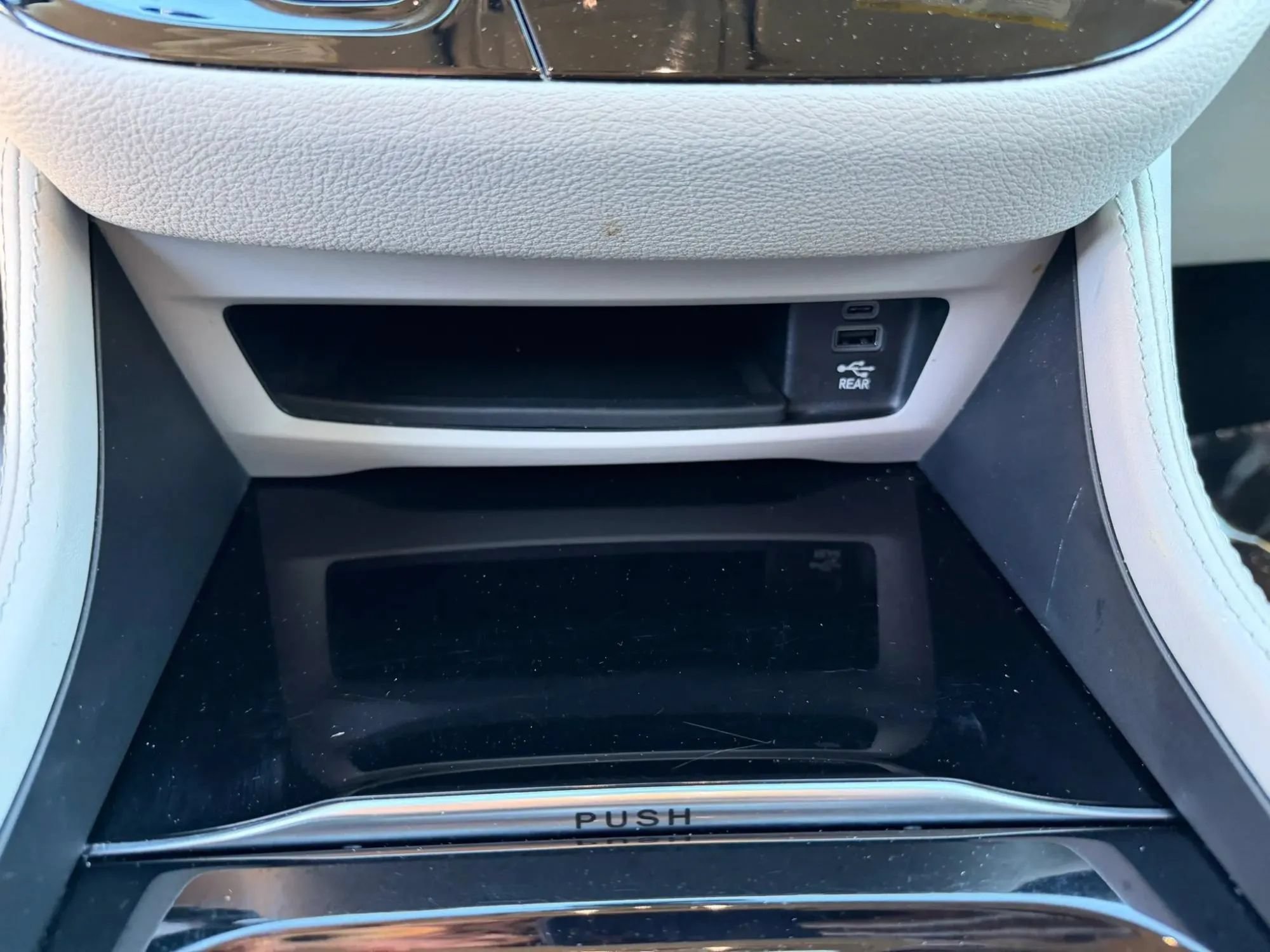 Used 2023 Chrysler Pacifica Limited w/ Uconnect Theater Family Group FWD image 31