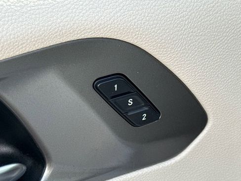 Used 2023 Chrysler Pacifica Touring-L FWD image 19