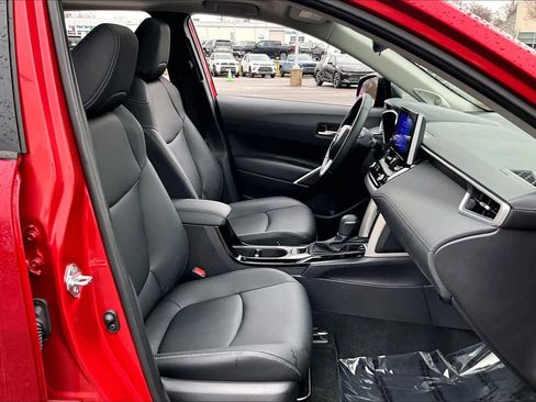 Used 2025 Toyota Corolla Cross XLE image 8