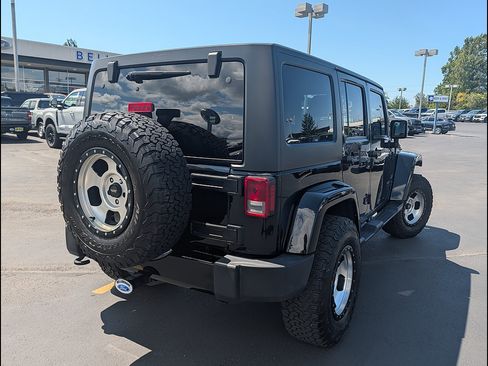 Used 2017 Jeep Wrangler Unlimited Sahara AWD/4WD image 5