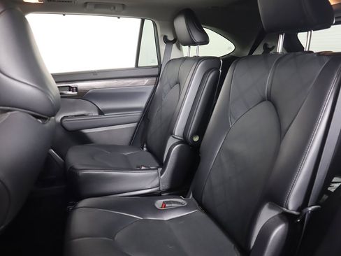 Used 2022 Toyota Highlander Platinum image 39