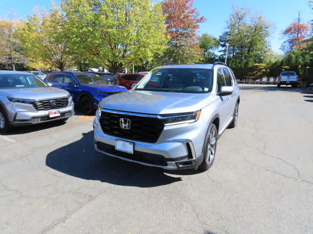 Used 2024 Honda Pilot Touring image 1