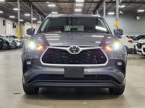 Used 2022 Toyota Highlander XLE image 2