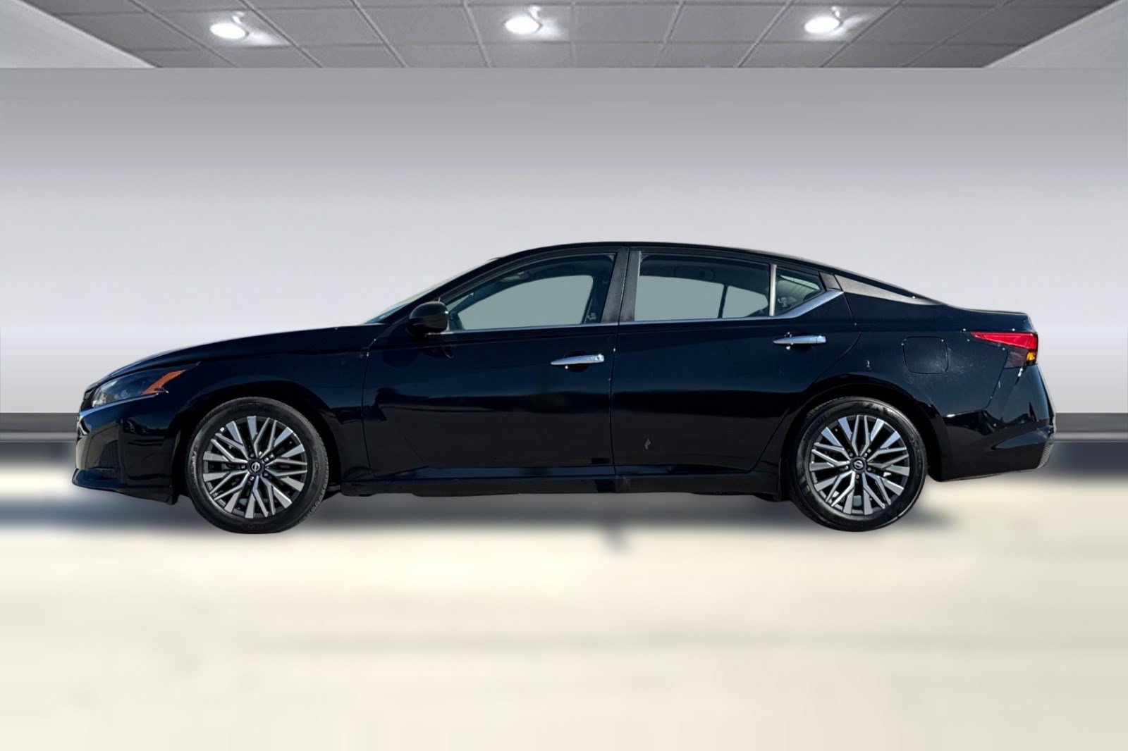 Used 2025 Nissan Altima 2.5 SV FWD image 2