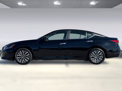 Used 2025 Nissan Altima 2.5 SV FWD image 2