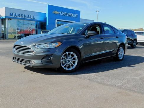 Used 2020 Ford Fusion SE image 2