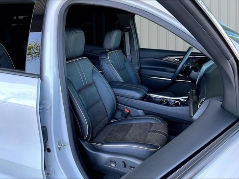 Used 2025 Chevrolet Traverse High Country AWD/4WD image 17