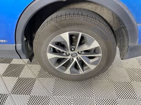 Used 2018 Toyota RAV4 LE AWD/4WD image 12
