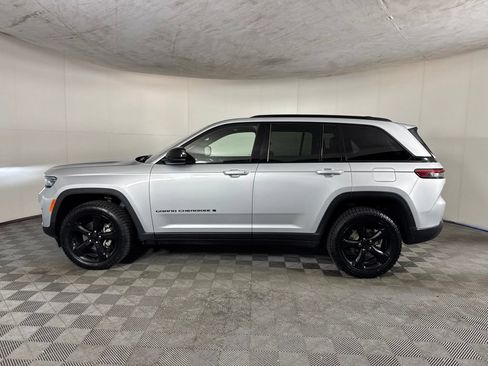Certified 2023 Jeep Grand Cherokee Altitude AWD/4WD image 9