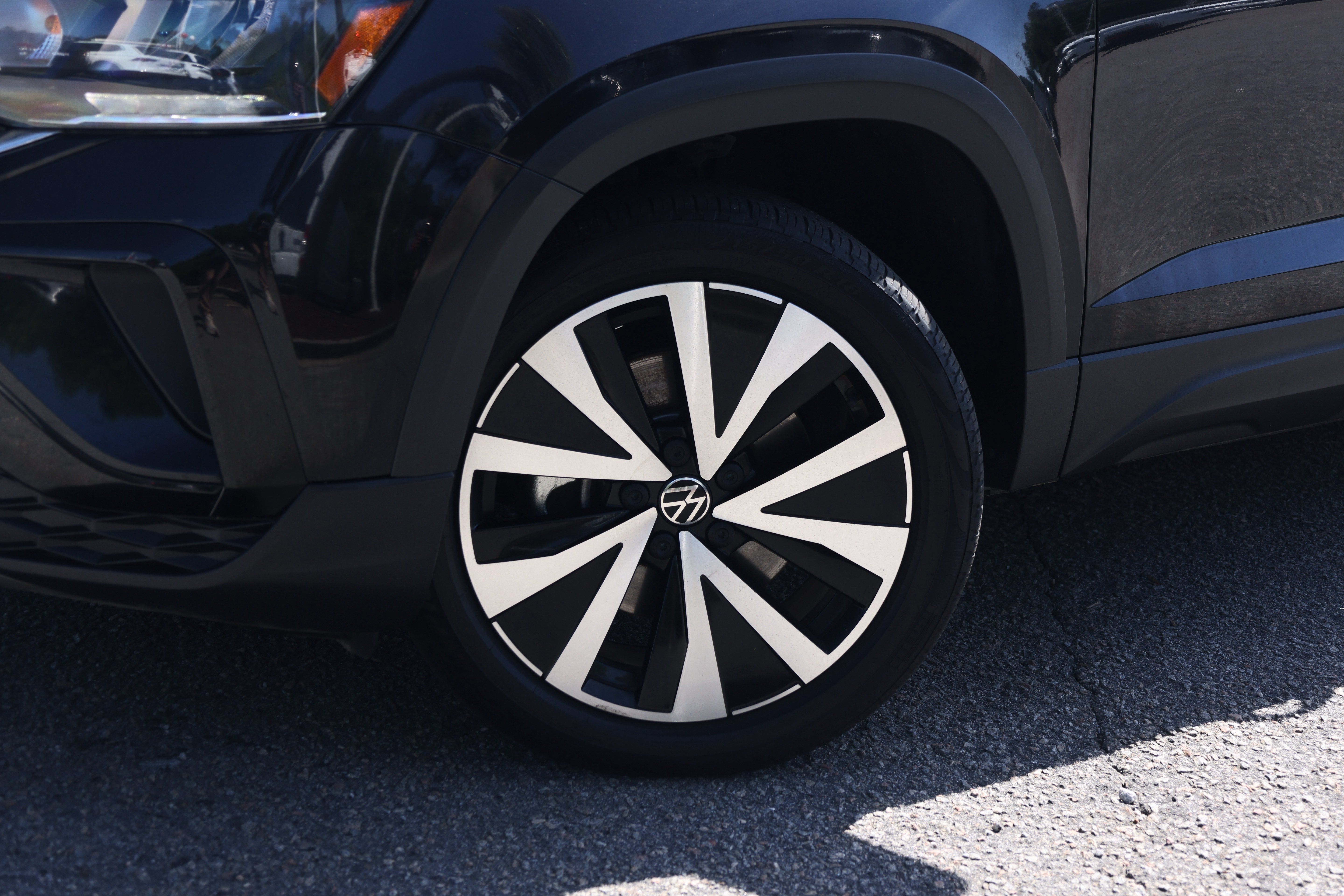 Used 2022 Volkswagen Taos SE w/ Panoramic Sunroof Package FWD image 25