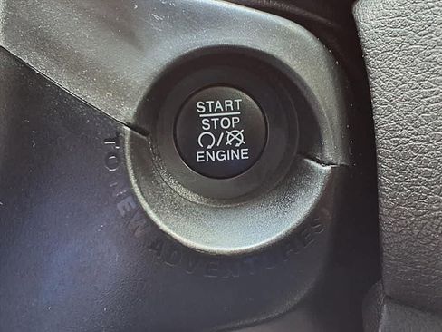 Used 2018 Jeep Renegade Latitude AWD/4WD image 24
